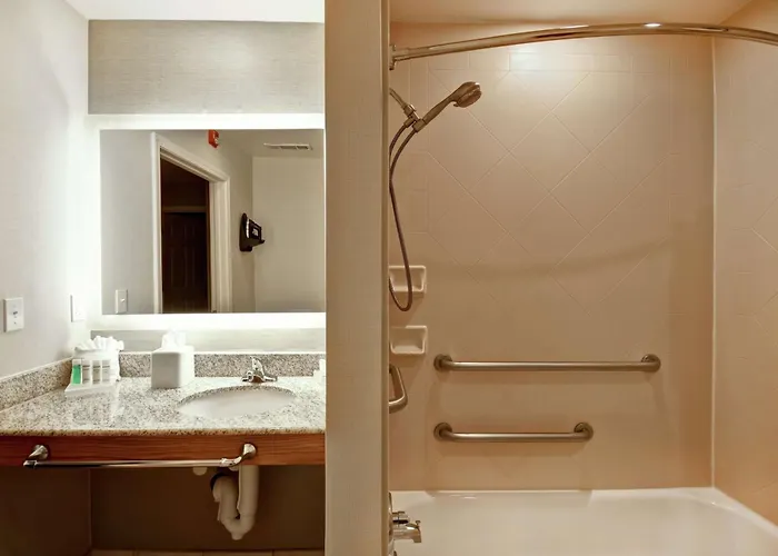 Queen Suite Mobility accessible